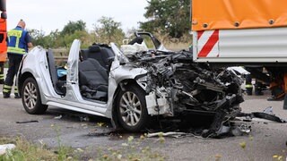 Ein Auto ist auf der A8 bei KirchheimTeck (Kreis Esslingen) in das Fahrzeug einer Straßenmeisterei gefahren. Mehrere Menschen wurden schwer verletzt.