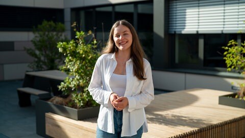 Junge Frau auf begrünter Dachterrasse
