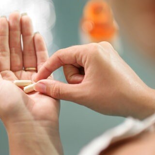 Tabletten in der Hand einer Frau