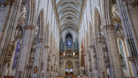 Ein kühler Ort an einem heißen Sommertag: das Kirchenschiff des Ulmer Münsters.