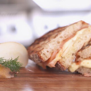 Ein Sandwich mit Lachs.