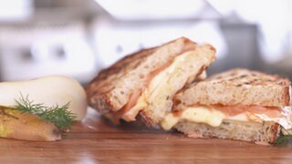 Ein Sandwich mit Lachs.