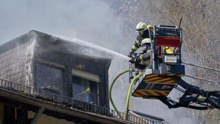 Feuerwehrleute löschen einen Brand in einem Hotel im Landkreis Cochem-Zell. 