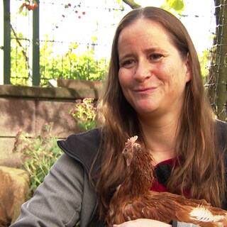 Hühnerhalterin mit Huhn