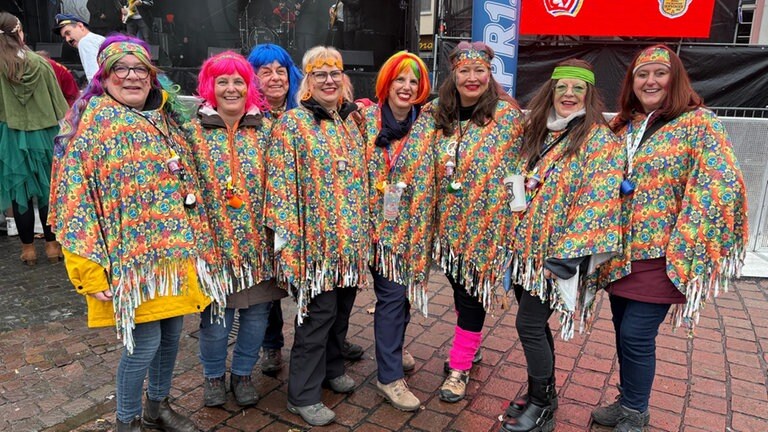 Wenn das Wetter mal nicht so passt, wird es einfach passend gemacht. Gemäß diesem Spruch holen diese Narren den "Summer of Love" nach Mainz.