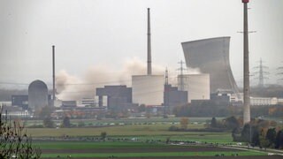 Im Oktober 2025 sind die beiden Kühltürme in Gundermmingen gesprengt worden: Statt durch Kernspaltung - wie früher im Atomkraftwerk - soll künftig durch Kernfusion in Gundremmingen Strom erzeugt werden,so die Ankündigung der CSU auf ihrer Klausur. 