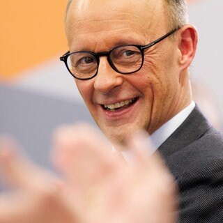 Bundeskanzler Friedrich Merz lacht