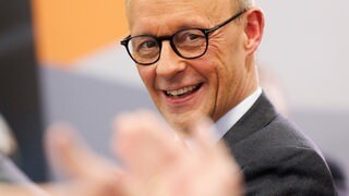 Bundeskanzler Friedrich Merz lacht