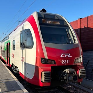 Ein Personenzug auf der neuen Weststrecke nach Luxemburg.