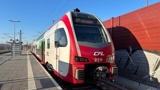Ein Personenzug auf der neuen Weststrecke nach Luxemburg.