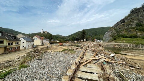 Durch das Hochwasser zerstörte Eisenbahnbrücke in Altenahr Kreuzberg.