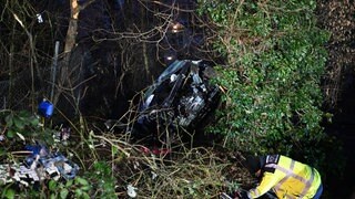 Bei einem Verkehrsunfall auf der B31 bei Überlingen ist am Freitagmorgen ein Mann ums Leben gekommen. Wie die Polizei mitteilt, ist der Autofahrer von der Straße abgekommen.
