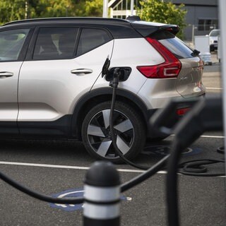 Vollelektrischer Volvo wird an einer Ladestation aufgeladen.