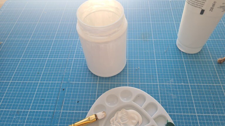 Das Glas mit weißer Acrylfarbe bemalen. Bei Bedarf wiederholen.