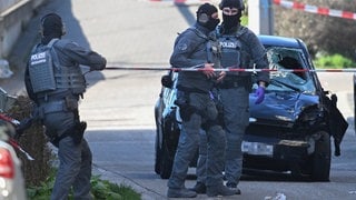 Polizeibeamte stehen vor einem beschädigten Auto: Der Innenausschuss beschäftigt sich noch nicht mit der Amokfahrt von Mannheim