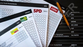 Wahlunterlagen liegen mit einem kugelschreiber auf einem Tisch (Symbolbild)