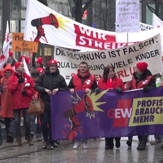 Viele rheinland-pfälzische Angestellte des öffentlichen Dienstes sind bei der Kundgebung in Mannheim dabei. Sie fordern mehr Lohn für ihre Arbeit.