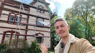 360-Grad-Reporter Marvin Neumann steht vor dem Mietshaus-Syndikat in Lahnstein.