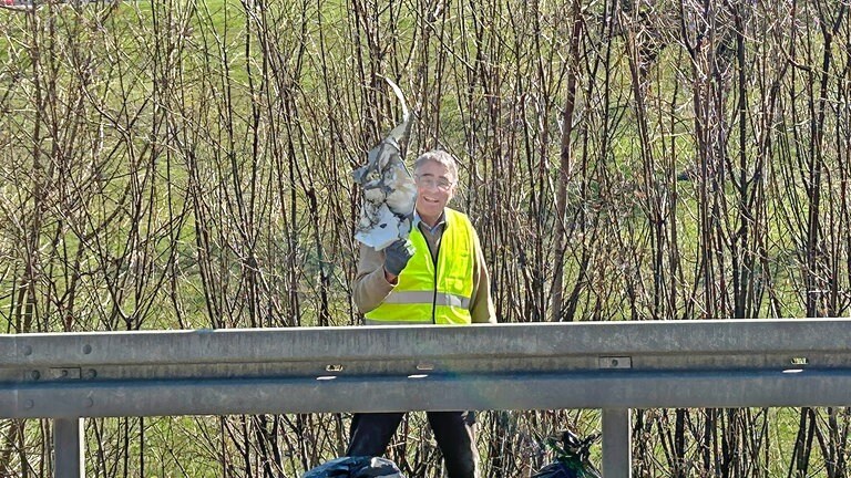 Die SWR1 Dreck weg-Woche in Aichelberg: Uli findet Karosserie-Teile