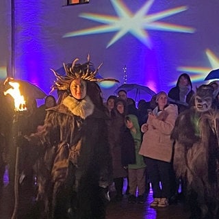 Raunächte: Schlechte Energien wegräuchern, 13 konkrete Wünsche formulieren, die Kraft des dunklen Waldes spüren – reinigende Rituale für die langen Nächte zwischen den Jahren gehen auf alte Bräuche zurück