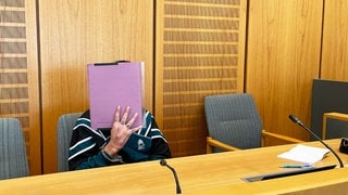 Der Angeklagte vor dem Gericht