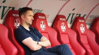 Sportdirektor Marcel Klos auf der Auswechselbank des 1. FC Kaiserslautern