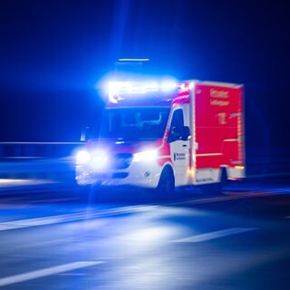 Ein Rettungswagen fährt mit Blaulicht zu einem Einsatz (Symbolbild). In Heßheim ist ein Motorradfahrer bei einem Verkehrsunfall gestorben.