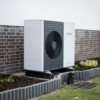 Eine Wärmepumpe an einem Wohnhaus