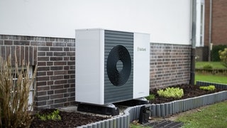 Eine Wärmepumpe an einem Wohnhaus