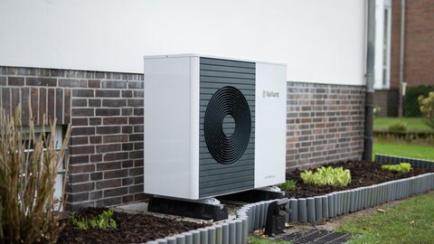 Eine Wärmepumpe an einem Wohnhaus