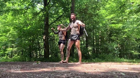 Zwei Männer oberkörperfrei im Wald