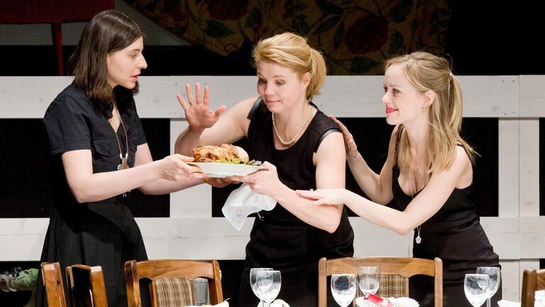 Szenenausschnitt Annette Frier im Theaterstück „Eine Familie“
