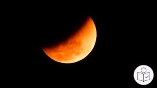 Eine Mond·finsternis. Der Mond wird zum Teil vom Schatten der Erde verdeckt. Rechts das SWR Logo für Leichte Sprache.