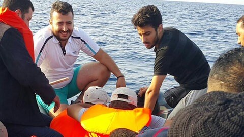 Viele Menschen in einem Boot auf ihrer Flucht. 