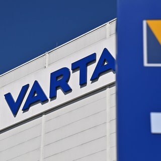 In das profitable VARTA-Werk in Dischingen soll investiert werden. Das Bundeswirtschaftsministerium habe die Herauslösung des wirtschaftlich erfolgreichen Consumer-Geschäfts genehmigt, teilte VARTA mit.