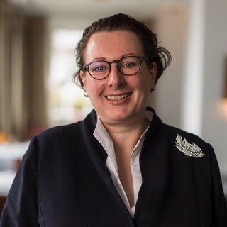 Gastronomin Eva Klink steht in ihrem Restaurant.