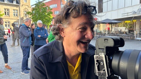 Ein Fotograf animiert eins seiner Foto-Models