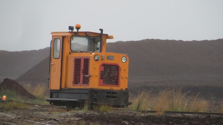 Schöma-Dieselloks sind die häufigsten im Mooreinsatz. Diese wartet mitten auf dem Moordamm auf ihren Einsatz