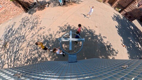Kinder stehen auf einem Basketballfeld in Freiburg und wollen spielen. Doch ab 20 Uhr wird eine Kralle über dem Ring befestigt. um Anwohnende vor Lärm zu schützen. 