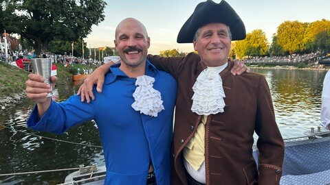 Der Tagessieger des Ulmer Fischerstechens 2025: Johannes Deininger alias der König von Bayern.