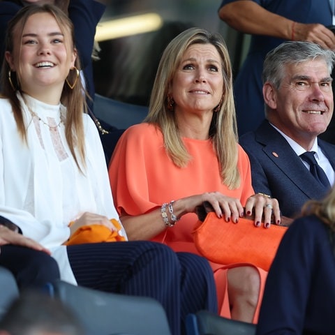 Königin Máxima und ihre Tochter Ariane fiebern beim Frauen-Fußball-EM-Spiel gegen Wales mit.