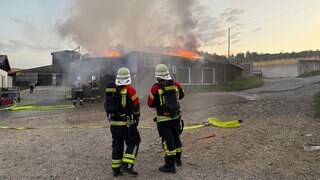 Einsatzkräfte der Freiwilligen Feuerwehr Überlingen löschen den Brand auf dem Hof in Überlingen-Bambergen.
