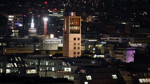 Turm des Rathauses in Stuttgart bei Nacht (Archivfoto)