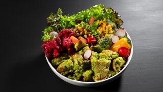 SWR1 Pfännle Streetfood Rezept Bunte Bowl mit Kartoffelschmarrn mit frischem Gemüse, Kräutern und Salat.
