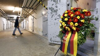 sogenannten U-Boot. Das Staatsoberhaupt informierte sich in dem ehemaligen Stasi-Gefängnis über das Wirken der Staatsicherheit der DDR und über die unmenschliche Unterbringung und Behandlung von Häftlingen. 