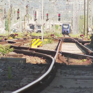 Zug verlässt Bahnhof