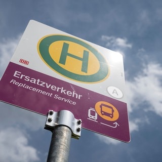 „Ersatzverkehr“ steht auf einem Haltestellen-Schild. Die Bahnstrecke zwischen Wasserburg und Lindau bleibt erneut länger gesperrt als ursprünglich geplant.