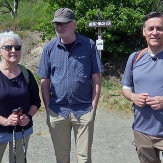 Gerdi Rings-Goetsch und ihr Mann Peter mit Holger Wienpahl (r.) bei der Gewinnerwanderung im Frühjahr 2026