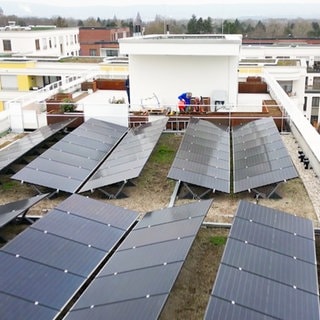 Photovoltaik-Anlage auf dem Daches es Wohnprojekts 49° in Mainz.
