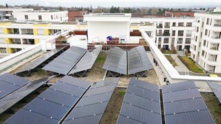 Photovoltaik-Anlage auf dem Daches es Wohnprojekts 49° in Mainz.